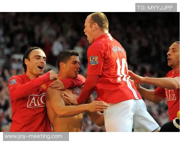 足球明星街头踢球瞬间展现激情与魅力的精彩画面